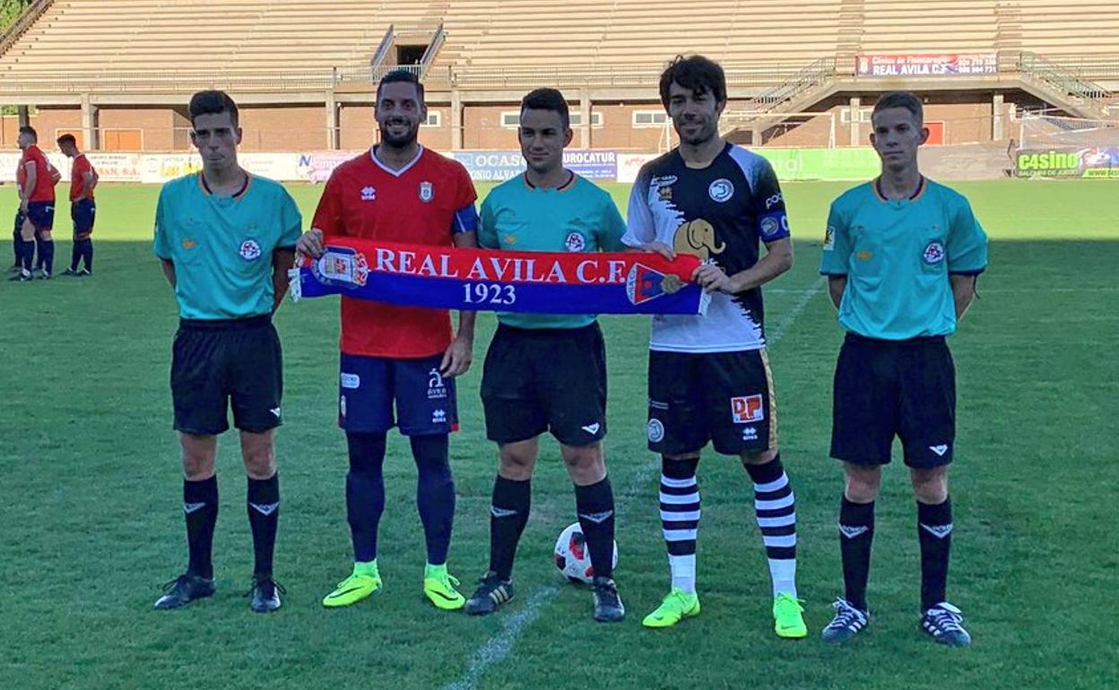 Javi Navas fue homenajeado por el Real Ávila al inicio del partido. 