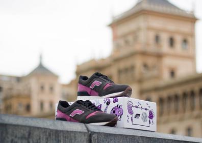 Imagen secundaria 1 - Zapatillas 'Malva' puestas y junto al 'packaging'.