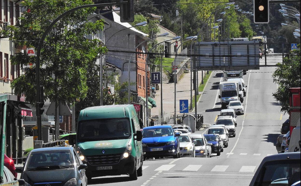 Tráfico en la travesía de El Espinar. 