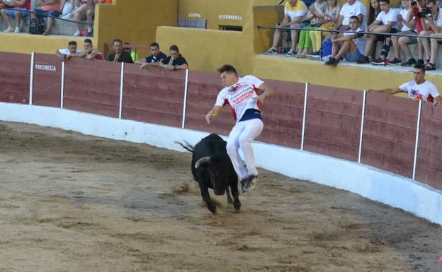 Javier Pradanas en un ajustado salto al tercero de la tarde. 