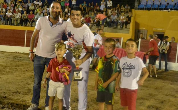 El alcalde de Pollos, Javier García, entrega el premio a Ramos. 