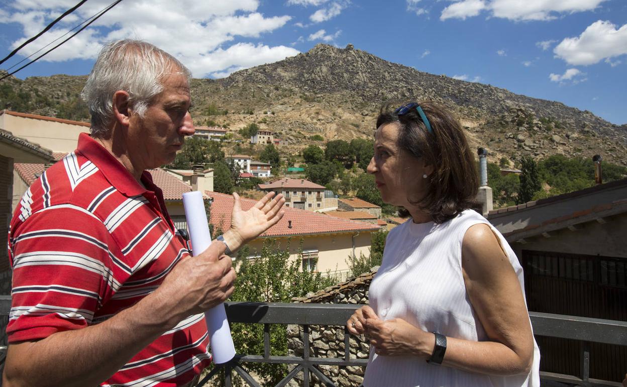 La ministra de Defensa, Margarita Robles, acompañada por el alcalde de la localidad abulense de Navalacruz, Benigno González. 