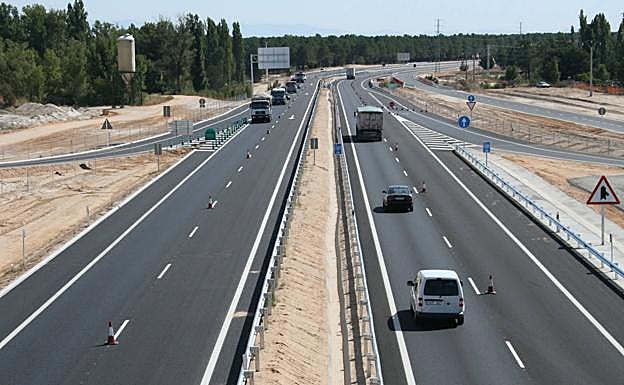 Autovía A-601 a su paso por el polígono de Villa y Tierra de Cuéllar.