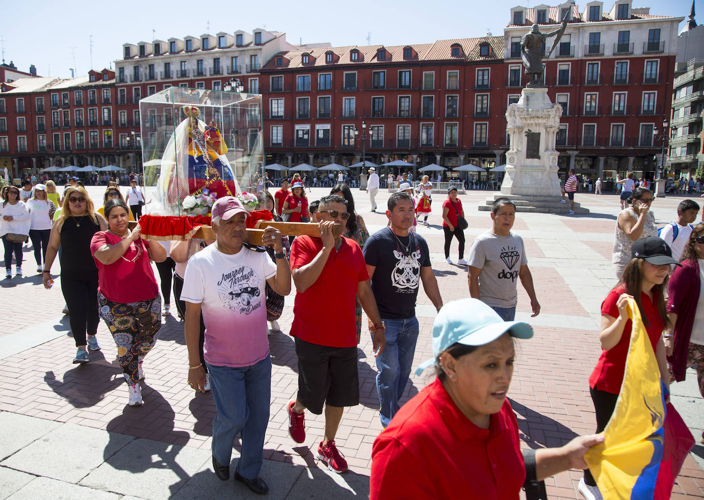 Fotos: Procesión en honor a la Virgen del Cisne en Valladolid