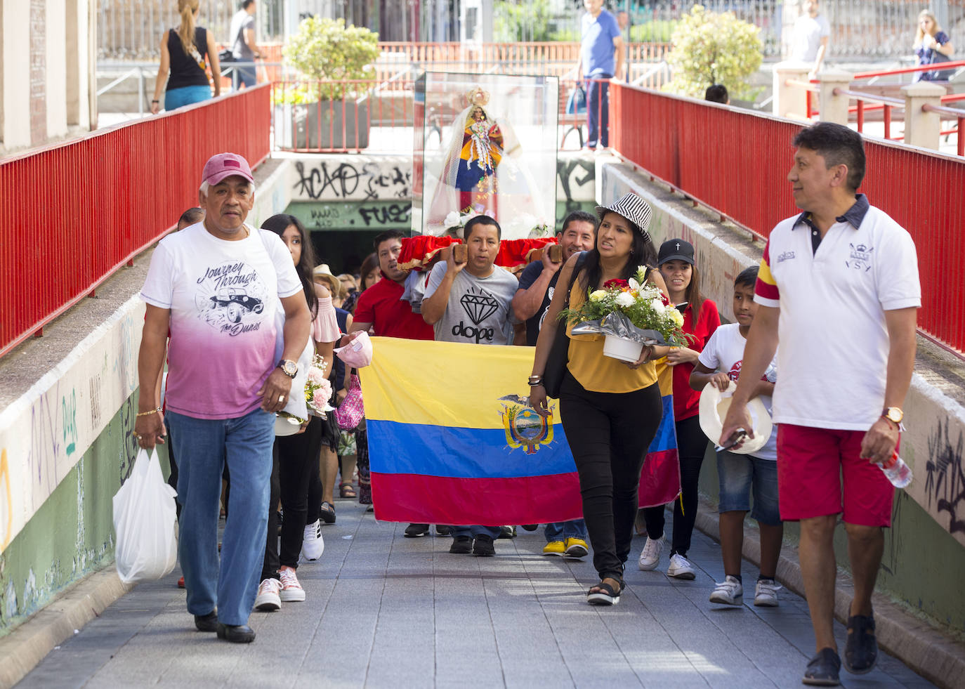 Fotos: Procesión en honor a la Virgen del Cisne en Valladolid