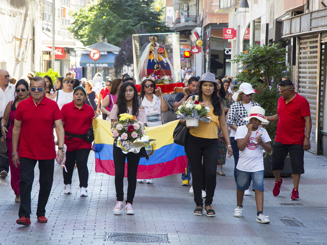 Fotos: Procesión en honor a la Virgen del Cisne en Valladolid