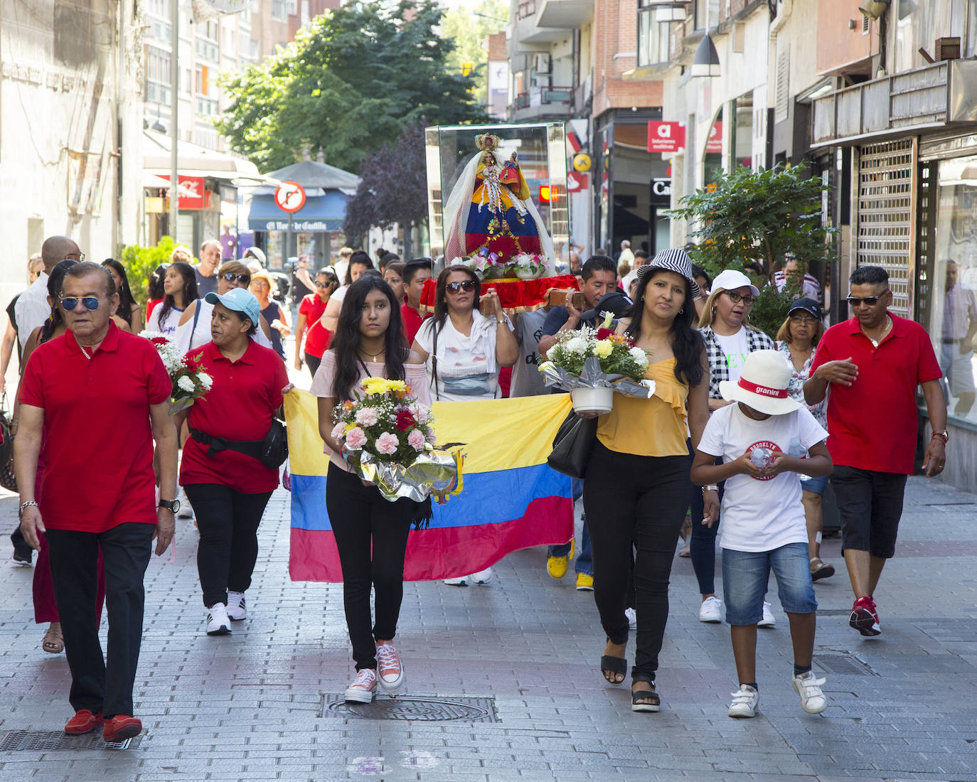 Fotos: Procesión en honor a la Virgen del Cisne en Valladolid