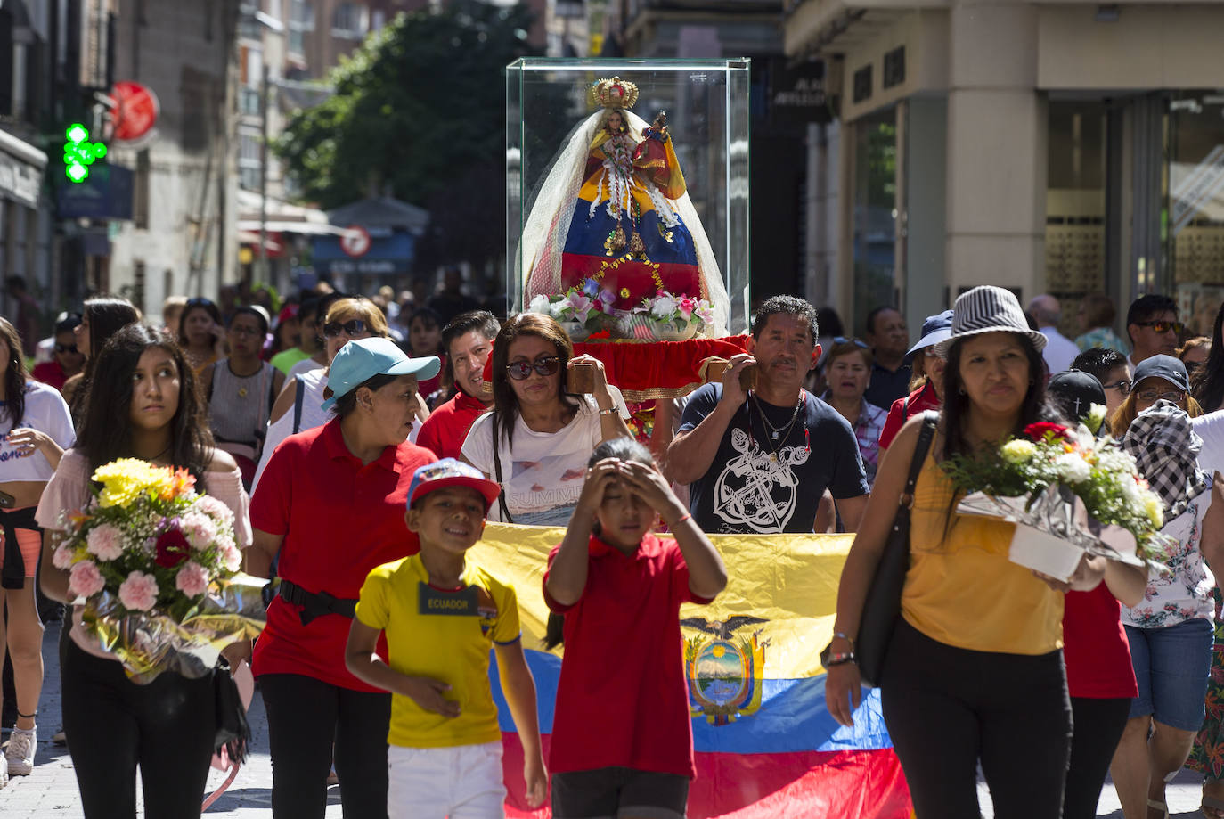 Fotos: Procesión en honor a la Virgen del Cisne en Valladolid