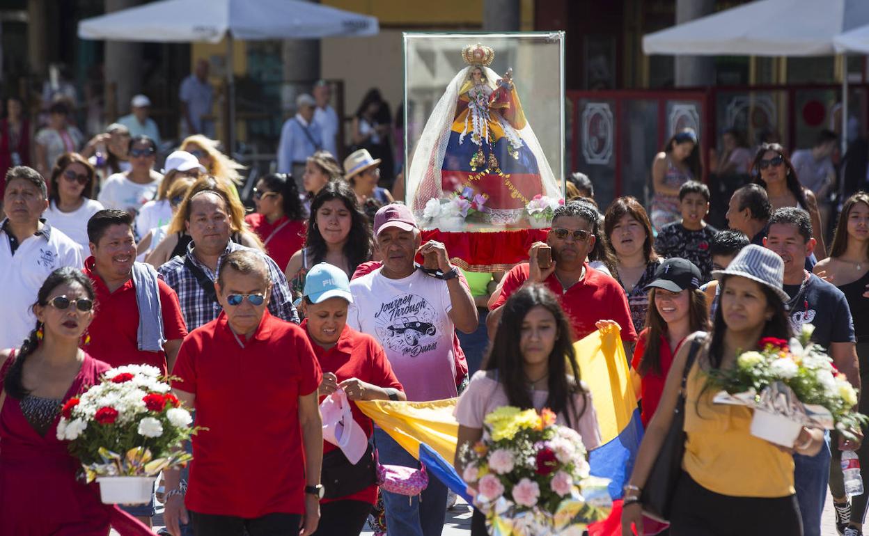 Asistentes a la procesión.