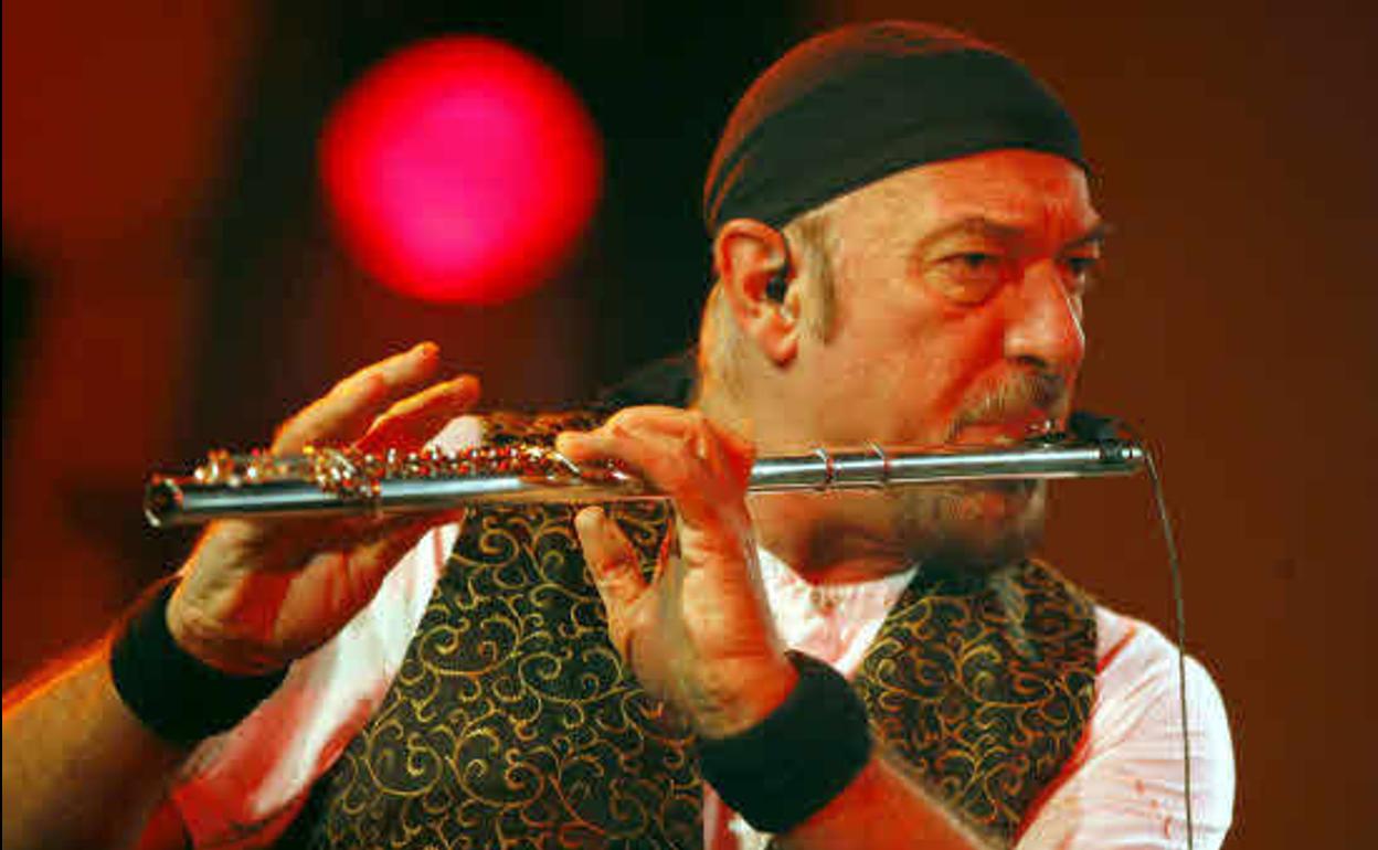 Ian Anderson, líder de la banda británica de rock Jethro Tull toca la flauta durante un concierto.