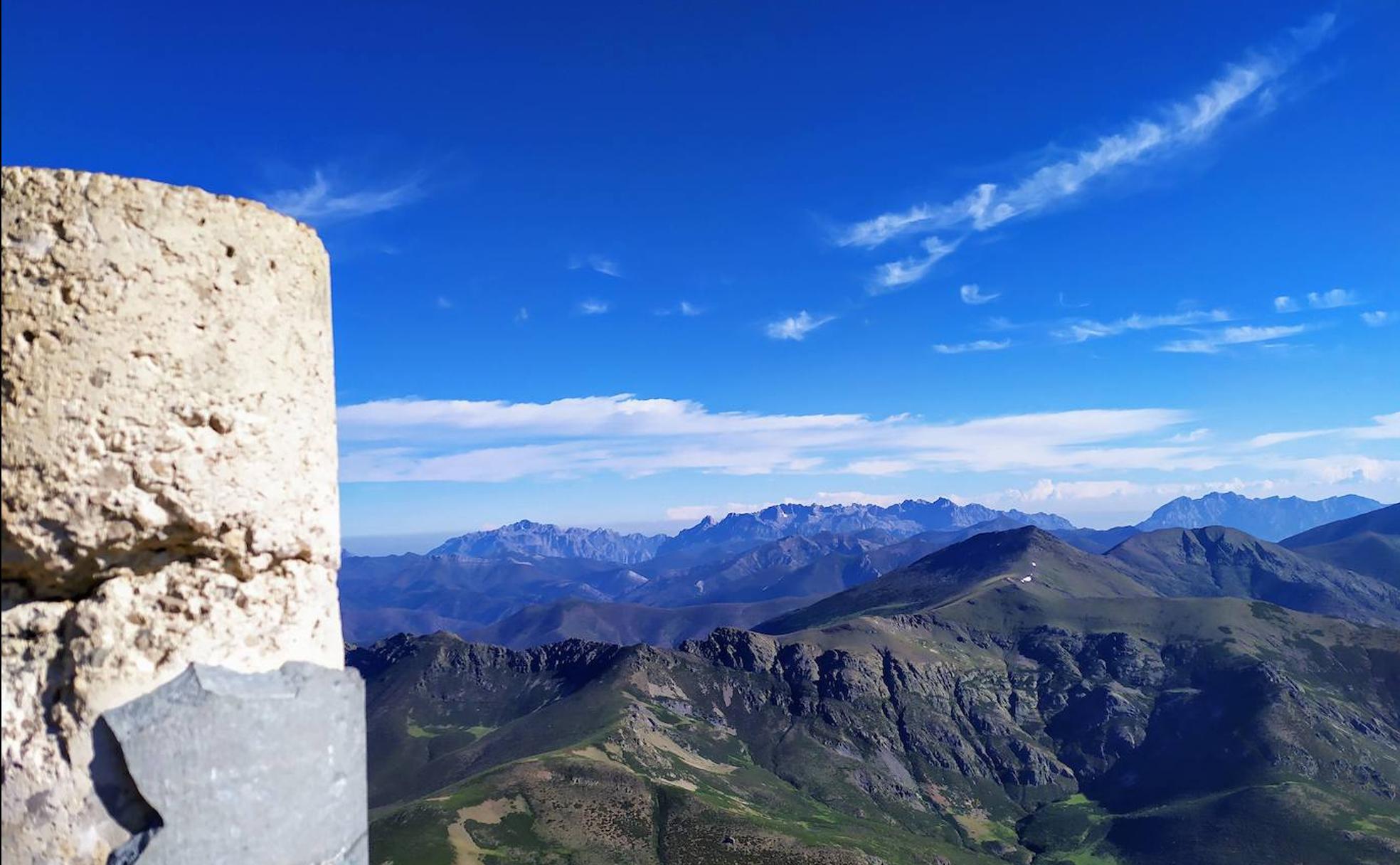 Vista de los Picos de Europa desde la cima del Espigüete.