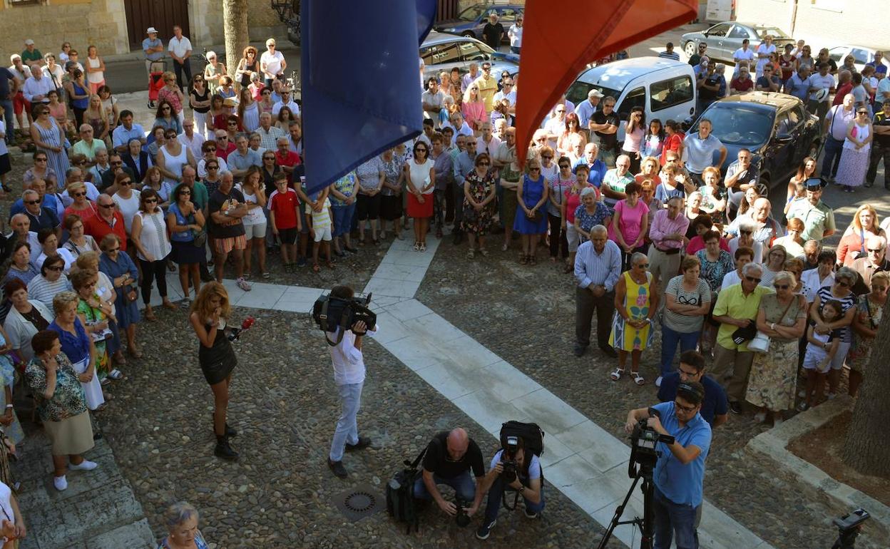 Momento de la concentración celebrada en Paredes de Nava, localidad de donde era natural Pilar C.P.