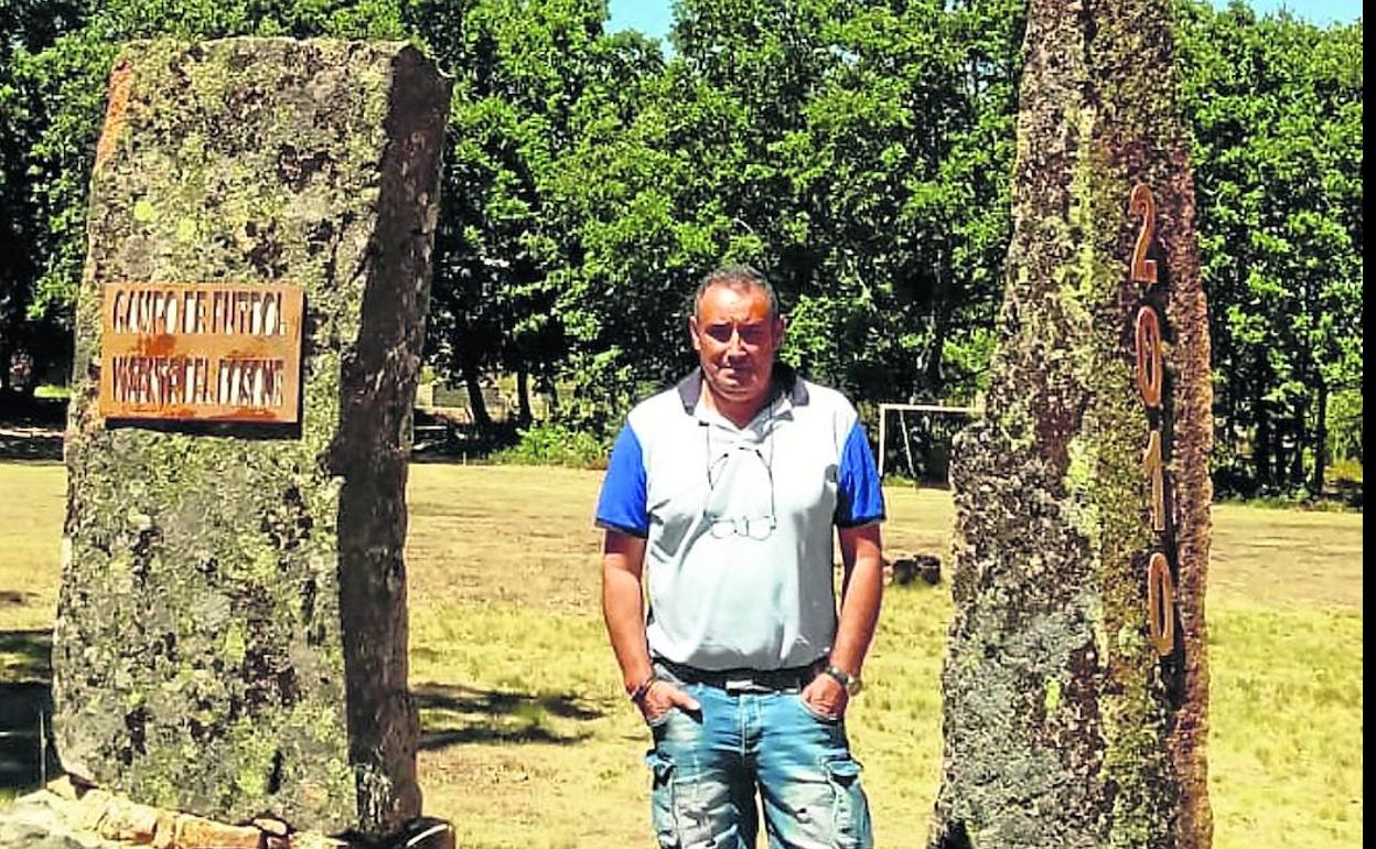 Julián González, alcalde de Nava de Francia, junto a la entrada al campo de fútbol.