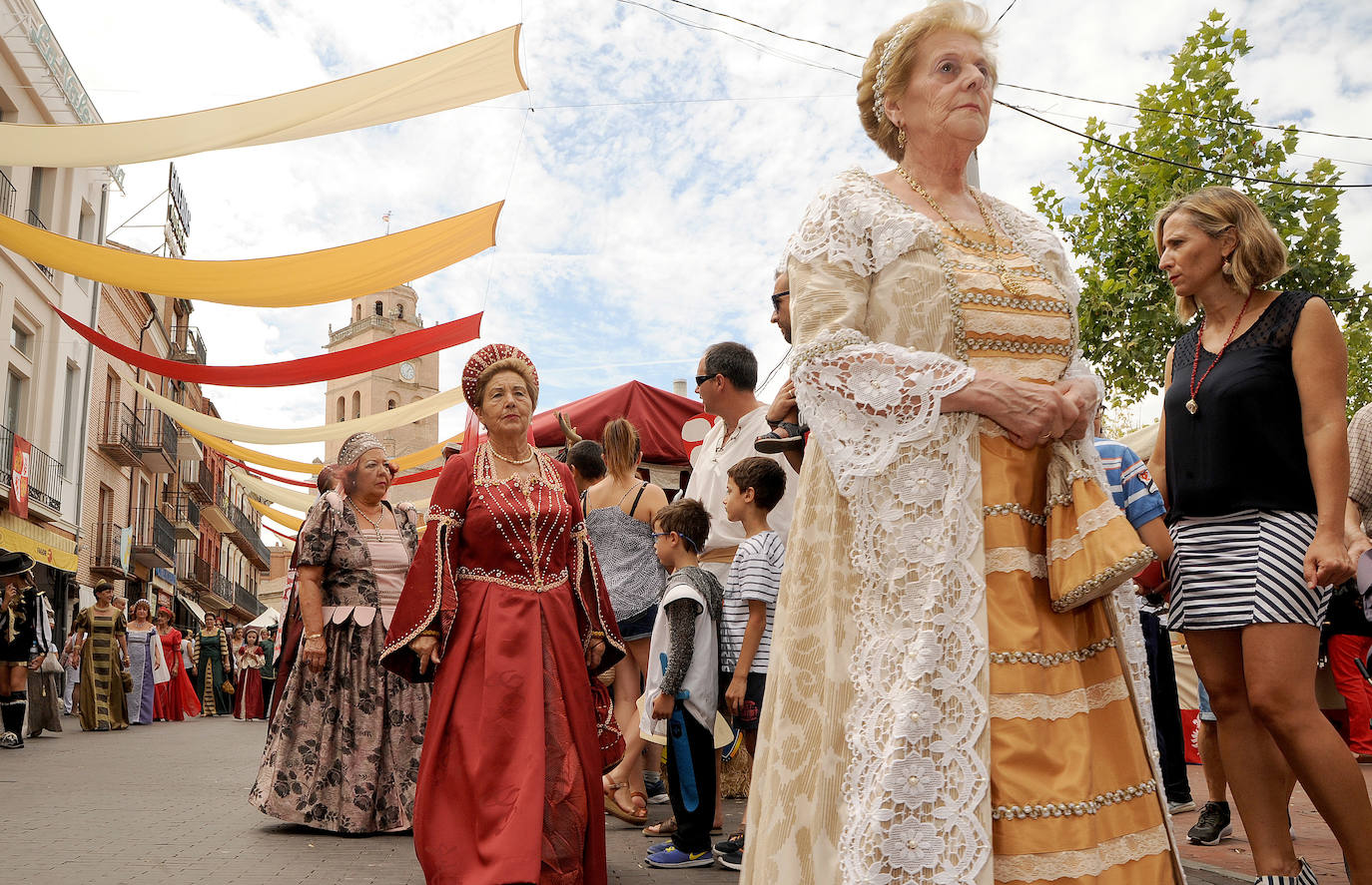 Fotos: Desfile de la reina Isabel y su hermano Alfonso en la Feria Renacentista de Medina del Campo