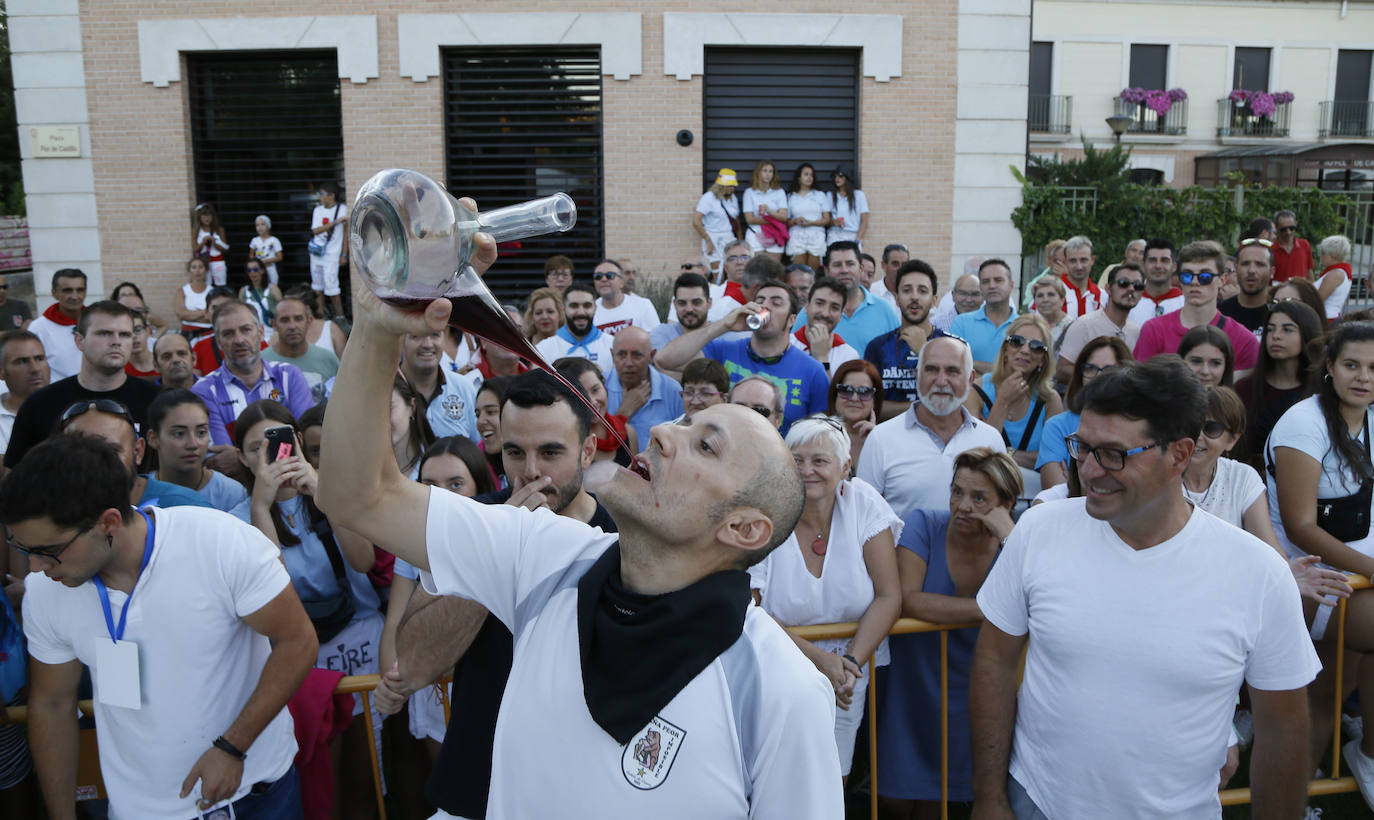 Fotos: Concurso de habilidad con el porrón en Tudela