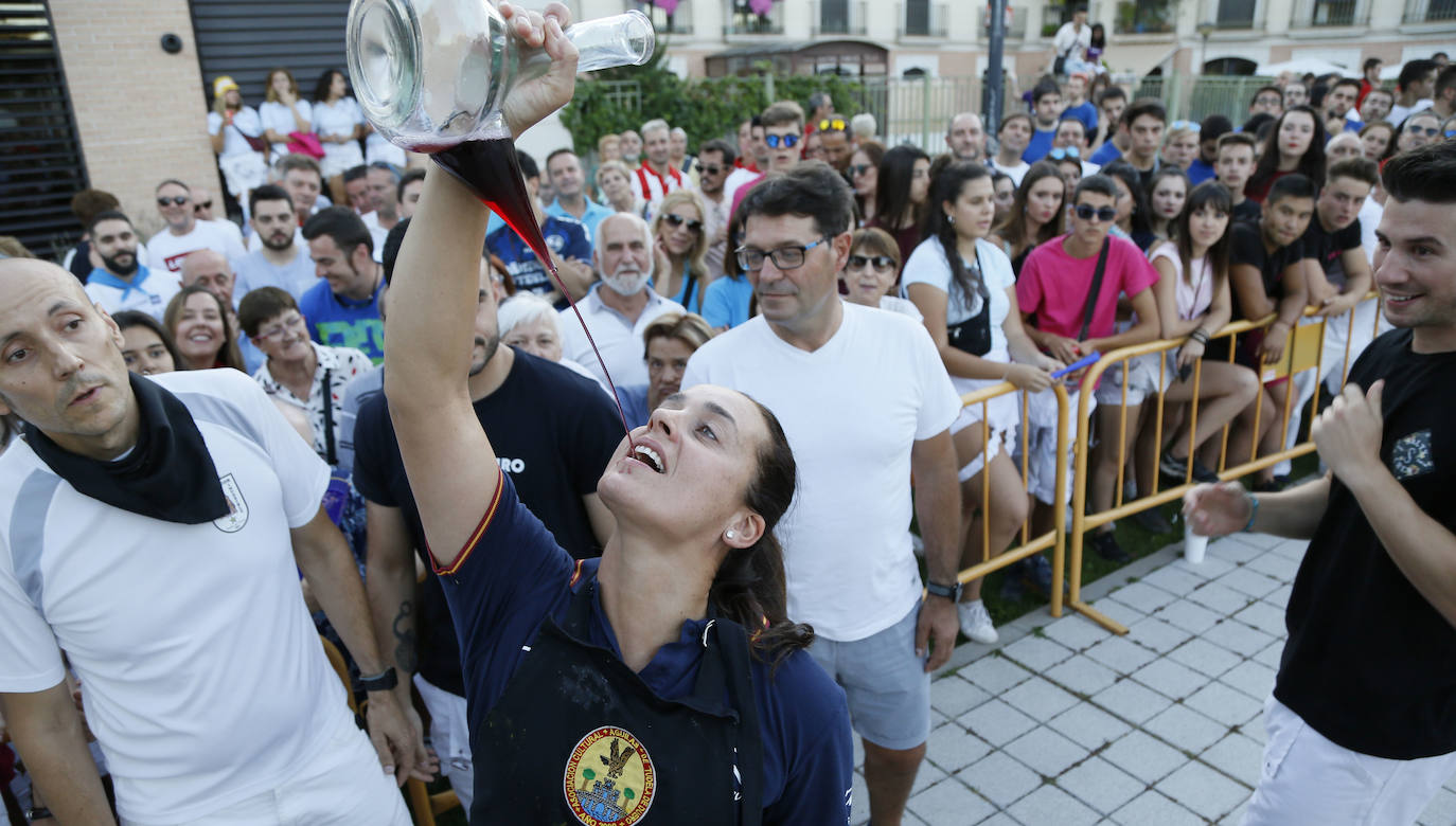 Fotos: Concurso de habilidad con el porrón en Tudela