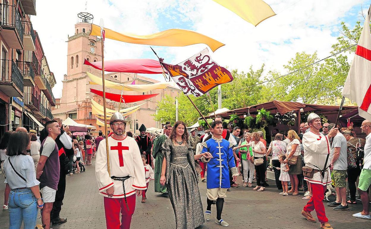 Los personajes de la reina Isabel y su hermano Alfonso desfilan por Medina. 