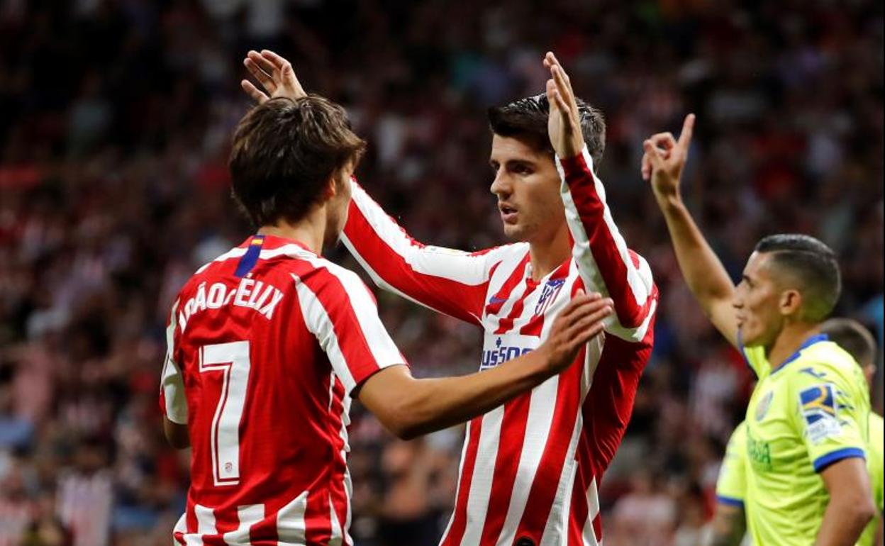 Joao Félix, luego lesionado, y Morata, que falló un penalti con 1-0, celebran el único gol del Atlético.