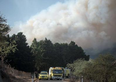 Imagen secundaria 1 - Más de 4.000 grancanarios abandonan sus casas por el fuego