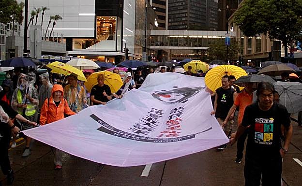 La cabecera de la marcha, presidida por una imagen denunciando que una joven puede quedarse ciega por una pelota de goma de la Policía antidisturbios.