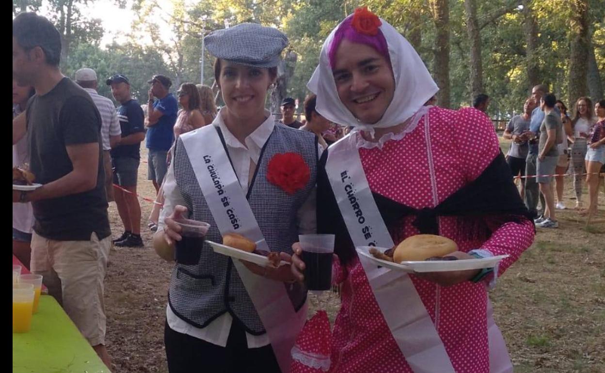 Algunos acudieron disfrazados a la parrillada.