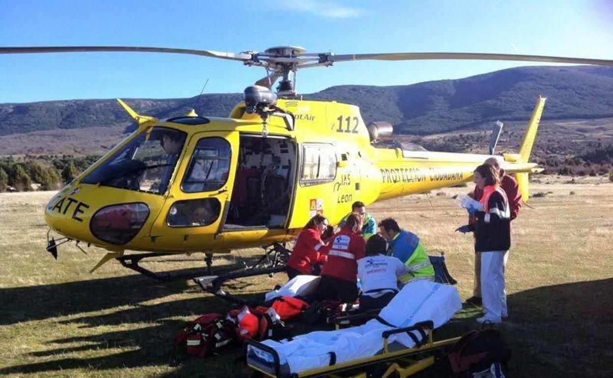 Los medicos antienden a un piloto de parapente en la zona de vuelo de Arcones en un accidente anterior. 