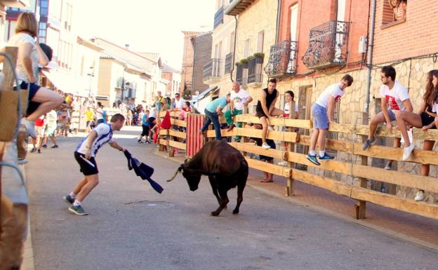 Uno de los mozos intenta torear con una chaqueta.