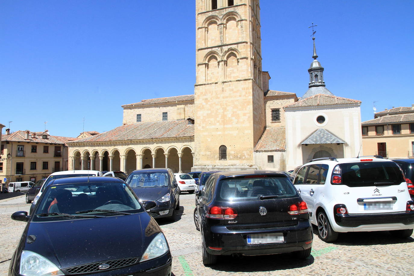 Vista actual de la plaza de San Esteban donde está previsto suprimir muchas de las actuales plazas de estacionamiento de la zona verde. 