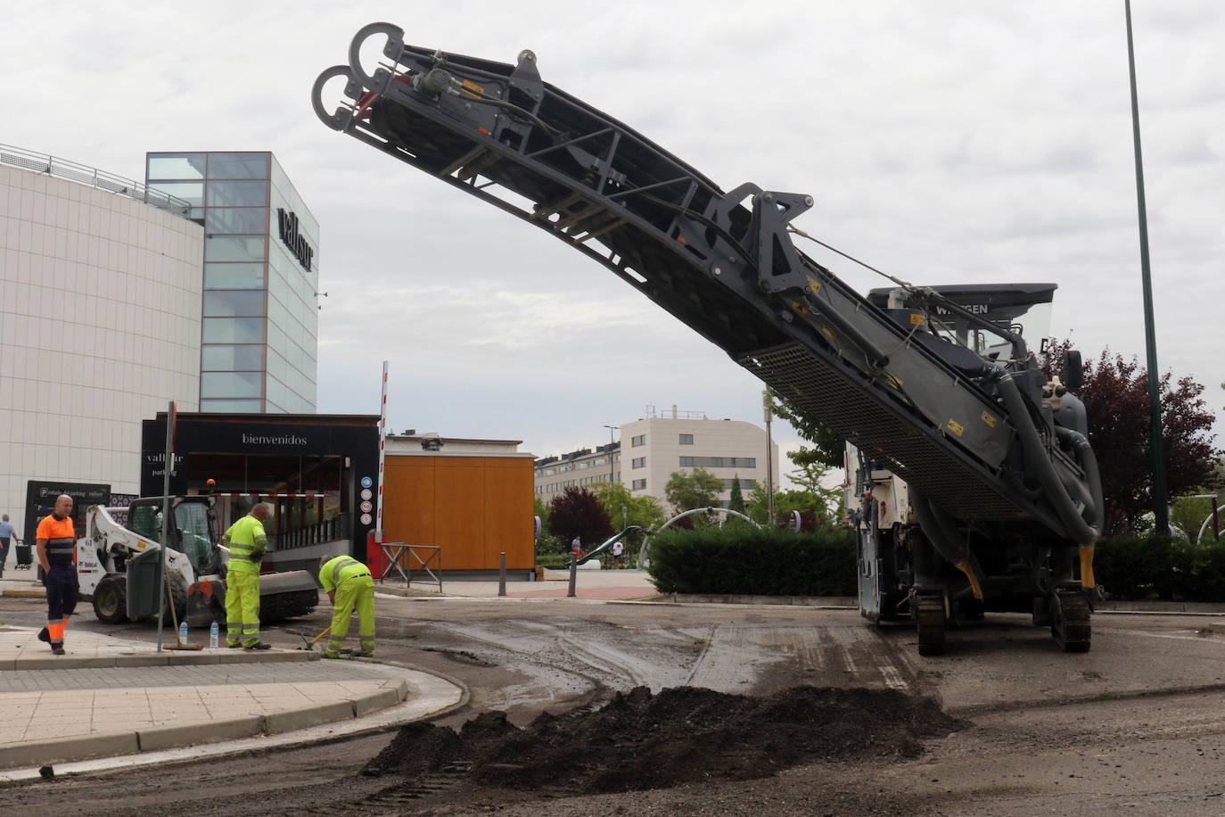 Corte de un carril por arreglo de la calzada en el Camino Viejo de Simancas con Avenida Zamora.