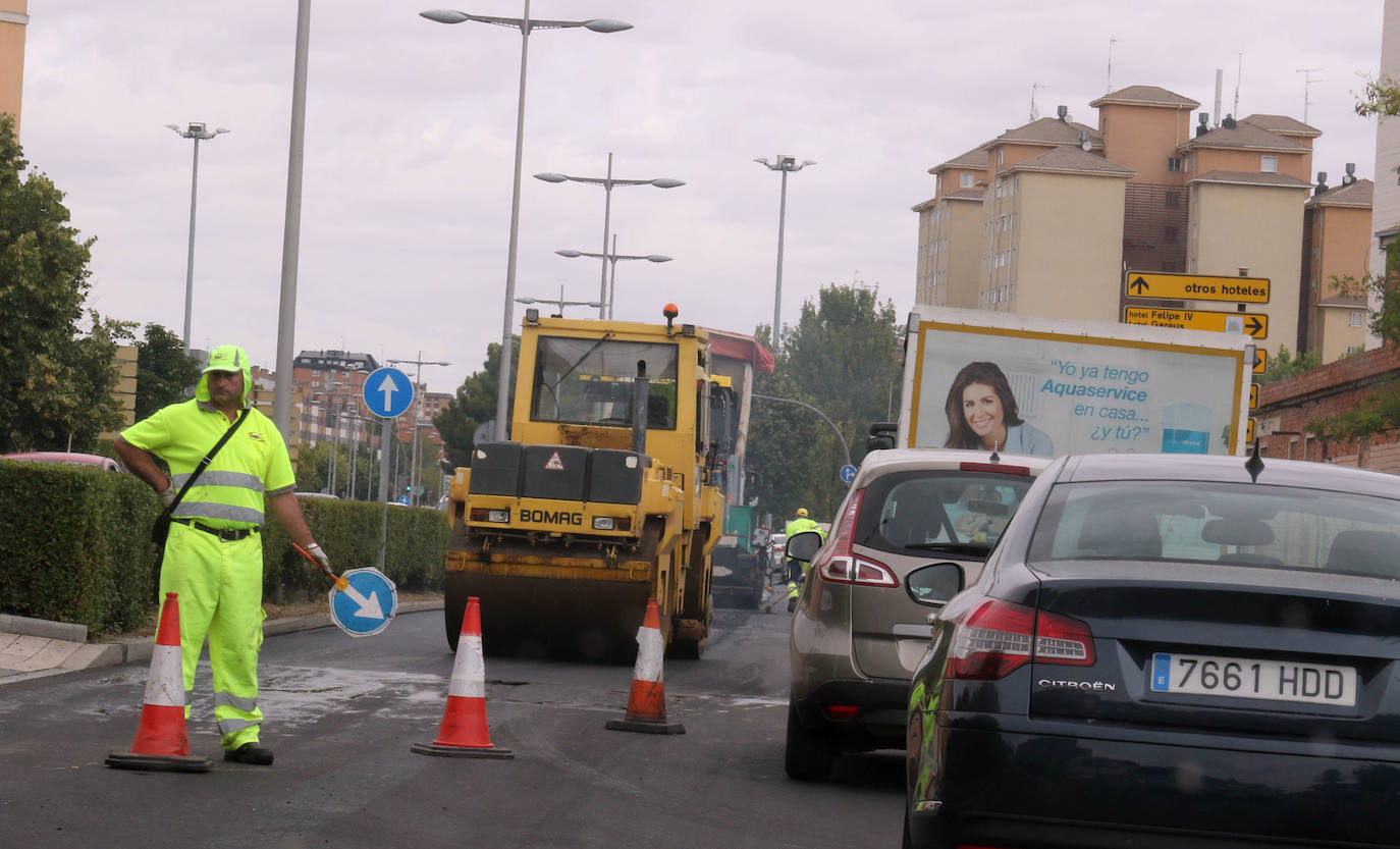 Corte de un carril por arreglo de la calzada y atasco en la Avenida Salamanca.