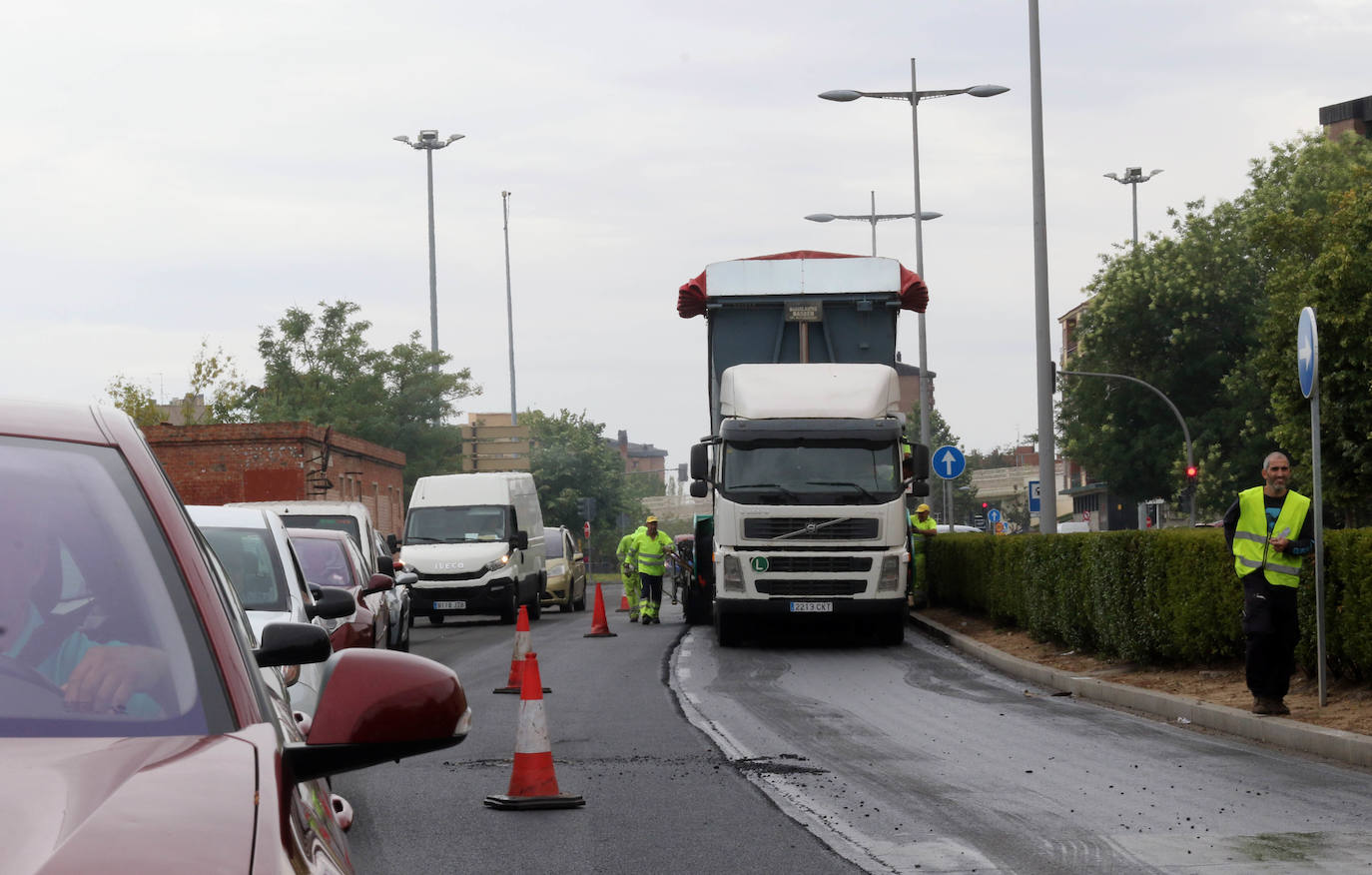 Corte de un carril por arreglo de la calzada y atasco en la Avenida Salamanca.