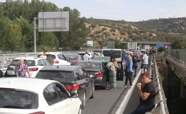 Atasco en la A-62 por el corte de la autovía debido al accidente. 