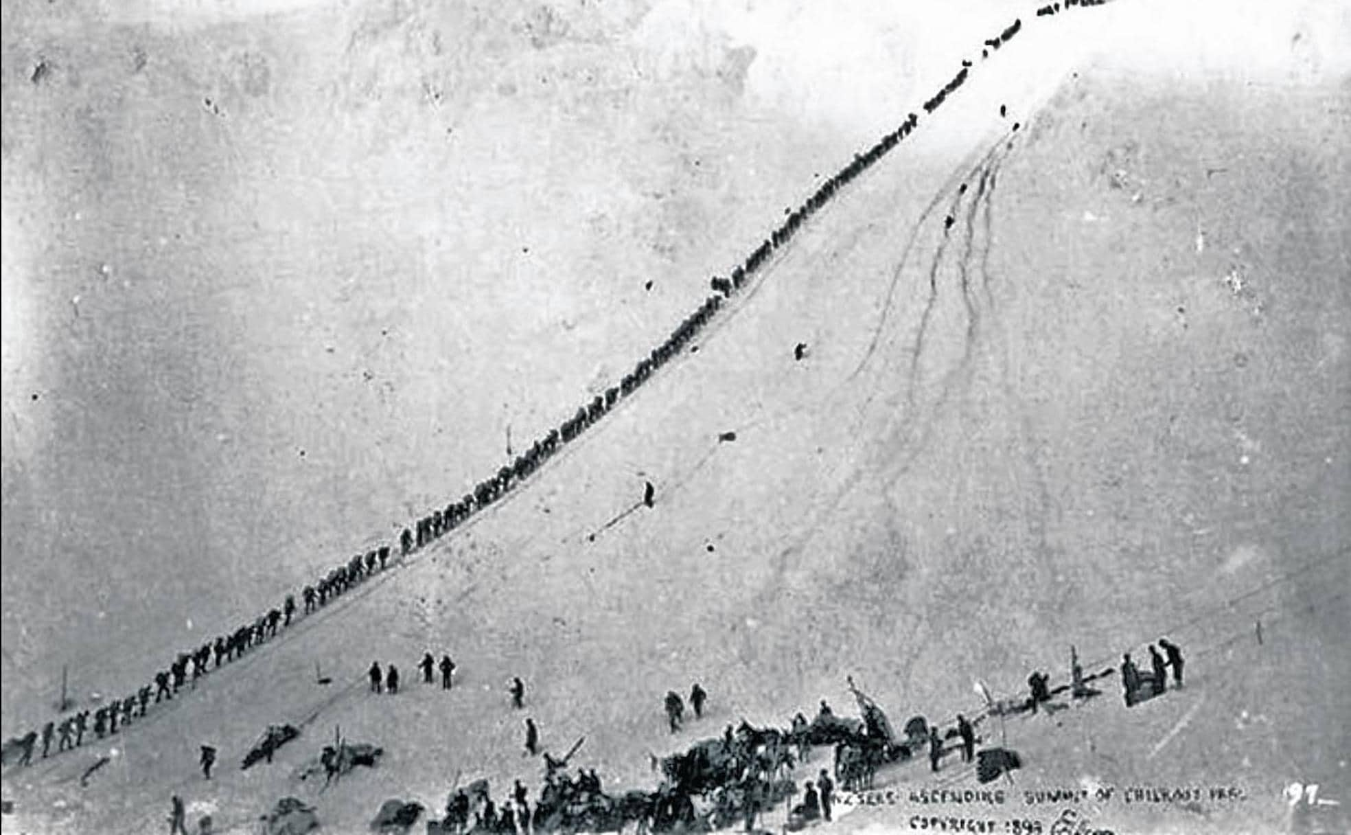 Como hormigas. Los buscadores ascienden con sus fardos por los peldaños helados de la Escalera Dorada, en el paso Chilkoot.