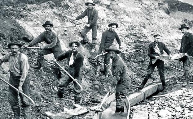 Un grupo de hombres excava una ladera en un lote de terreno.