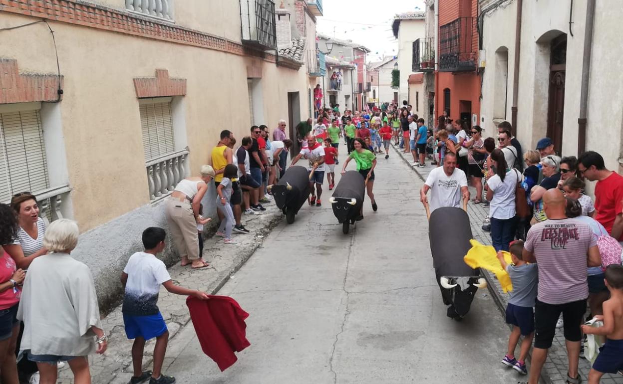 Encierro infantil con carretillas.