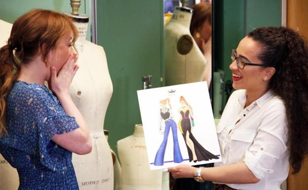 La actriz, cantante y bailarina estadounidense Patti Murin, que interpreta el personaje de Anna en la producción musical 'Frozen' de Disney, junto a la estudiante del FIT Yelayny Placencia, mientras revisan bocetos de diseño para el vestuario del personaje de Anna.