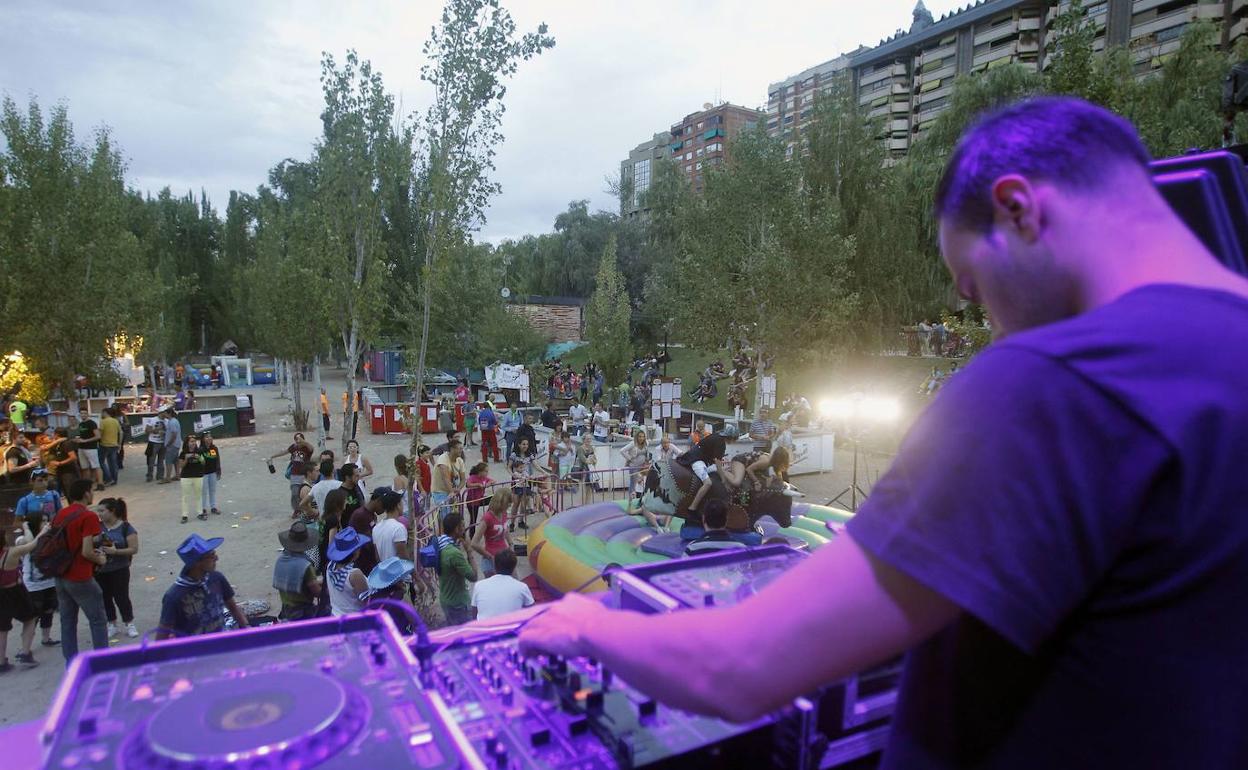 Un Dj pincha en Moreras