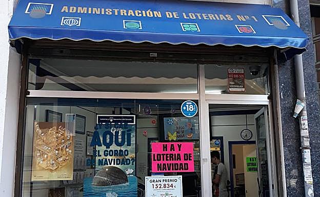 Imagen principal - Imágenes del establecimiento que ha repartido el premio.