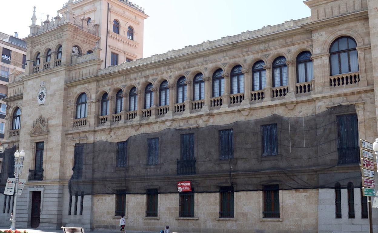 La protección de los ventanales del edificio. 