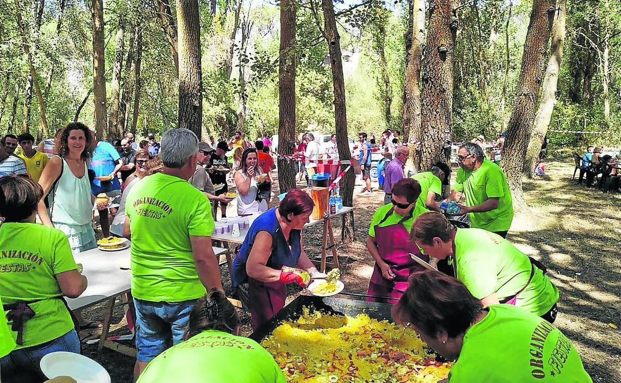 Paellada por las fiestas de San Bartolomé. 