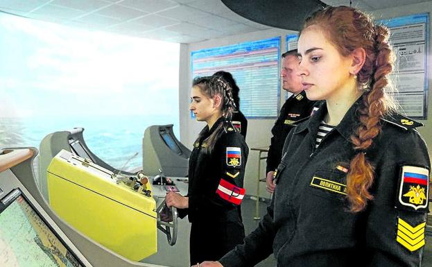 Dos mujeres cadetes realizan prácticas en un simulador. Las escuelas navales de la Armada rusa admiten alumnas desde 2015.