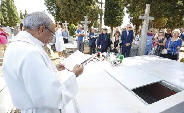 La familia del poeta leonés Leopoldo María Panero, entierra sus cenizas en el cementerio de Astorga. 