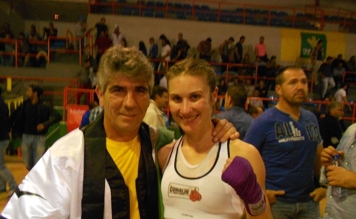 María Perrino Peña, en su época como boxeadora, junto a su entrenador