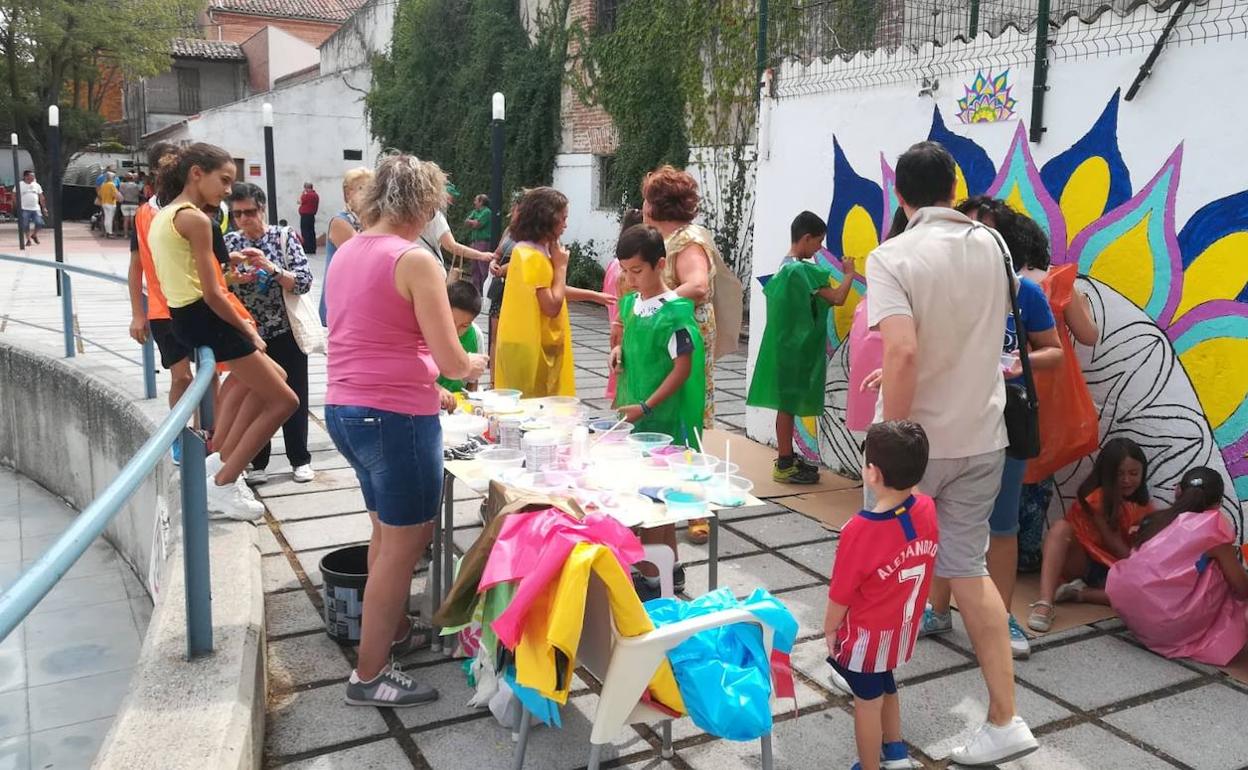 Los niños realizando un mural en el parque La Huerta, dentro de las actividades programadas en las Ferias y Fiestas.
