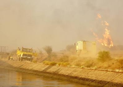 Imagen secundaria 1 - Medios aéreos y terrestres trabajan en la extinción de un incendio en la localidad leonesa de Cubillas de Rueda