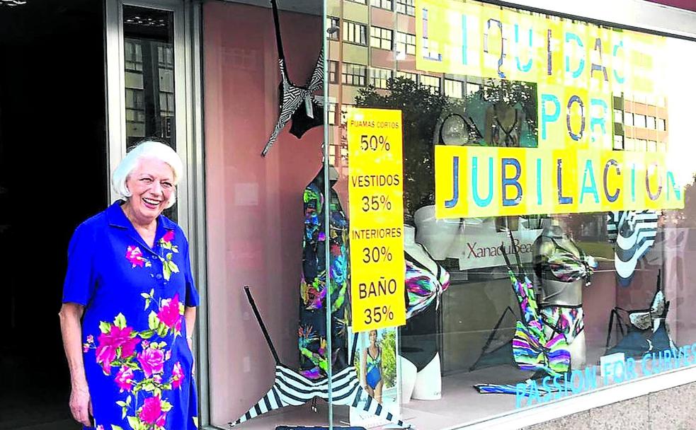 Dolores Agra, delante de su comercio en La Coruña. 