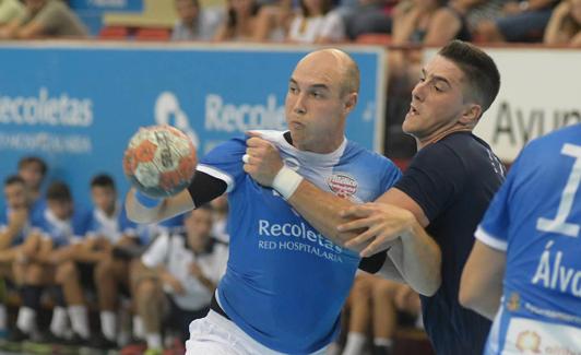 Adrián, marcado por Mouriño, intenta el pase. 