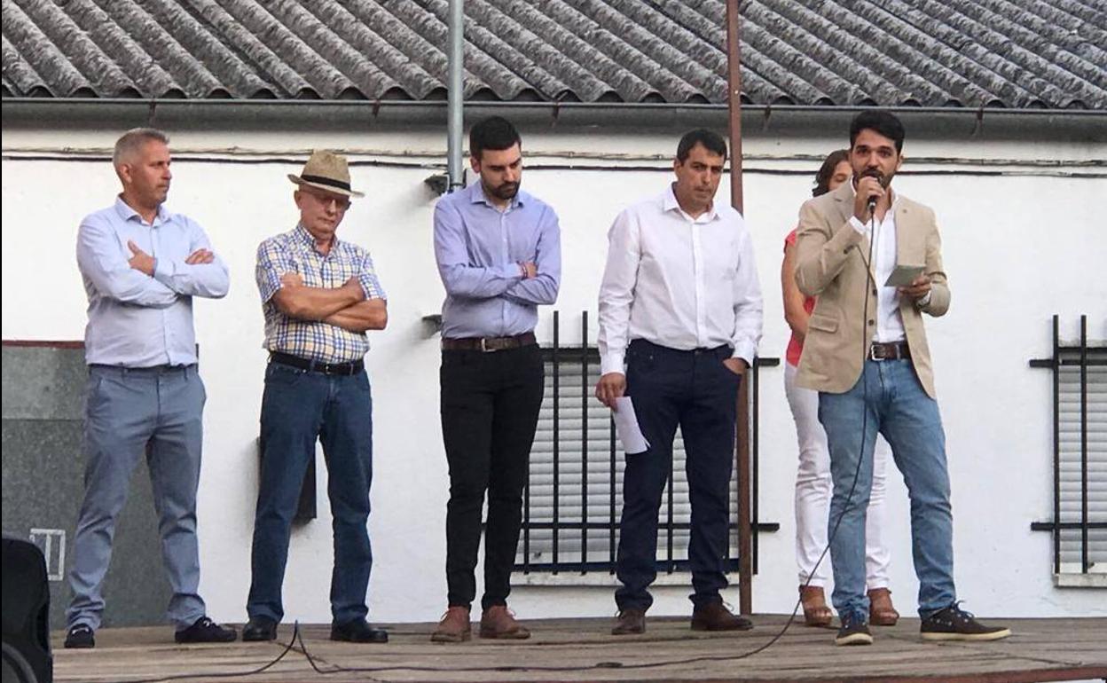 Víctor Soria pronuncia el pregón acompañado, entre otros, por el alcalde. 