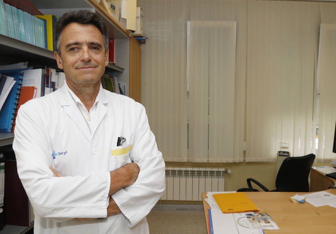 El doctor Francisco Carlos Ruiz Sanz, jefe de servicio de psiquiatría de Palencia, en su consulta en el hospital San Telmo. 