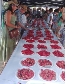 Imagen secundaria 2 - Tudela de Duero presume de la calidad de su huerta con la cata y venta de 3.000 kilos de tomate
